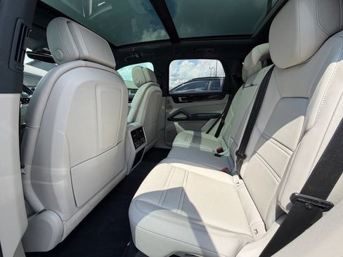Used 2021 Porsche Cayenne AWD/4WD image 18