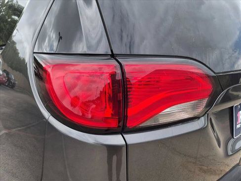 Used 2017 Chrysler Pacifica Touring Plus w/ Tire & Wheel Group FWD image 12