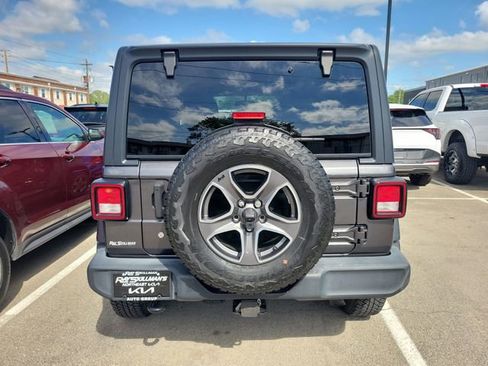 Used 2018 Jeep Wrangler Unlimited Sport S AWD/4WD image 3