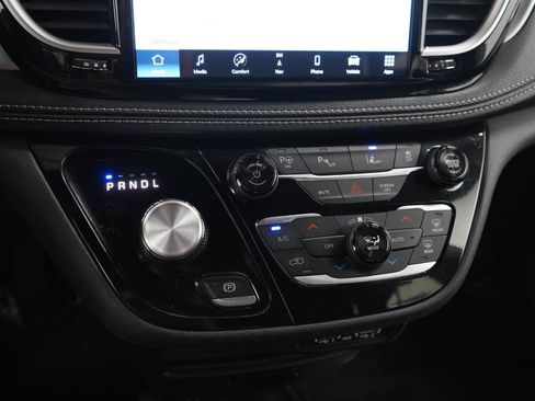 Used 2024 Chrysler Pacifica Limited FWD image 26