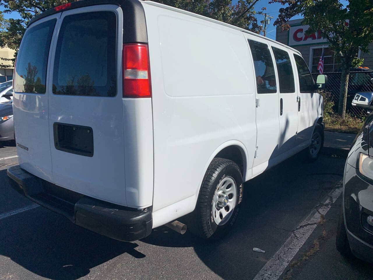 Used 2010 Chevrolet Express 1500 RWD image 8