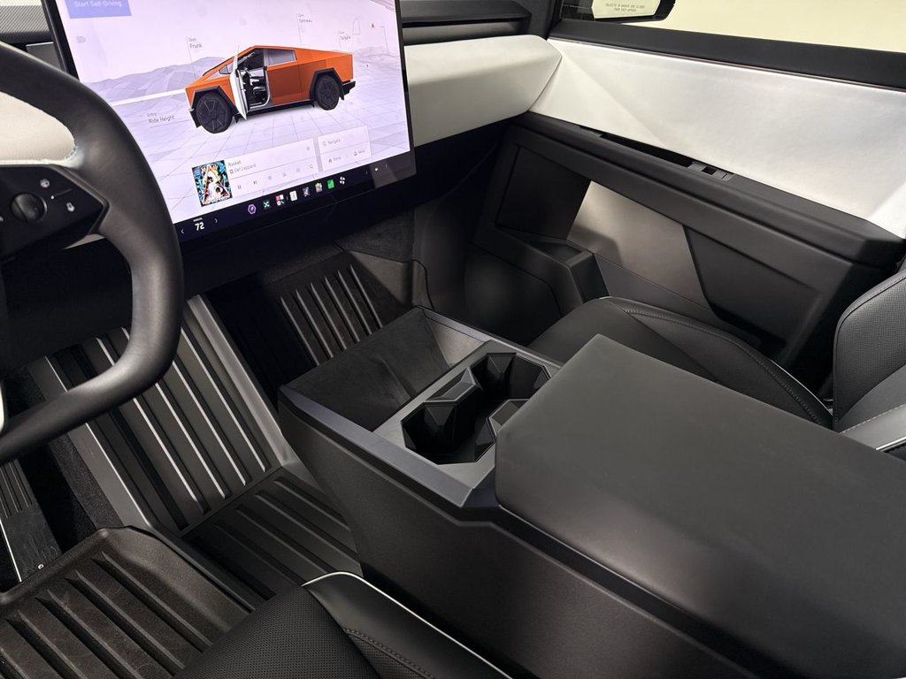 Used 2024 Tesla Cybertruck AWD Crew Cab image 32