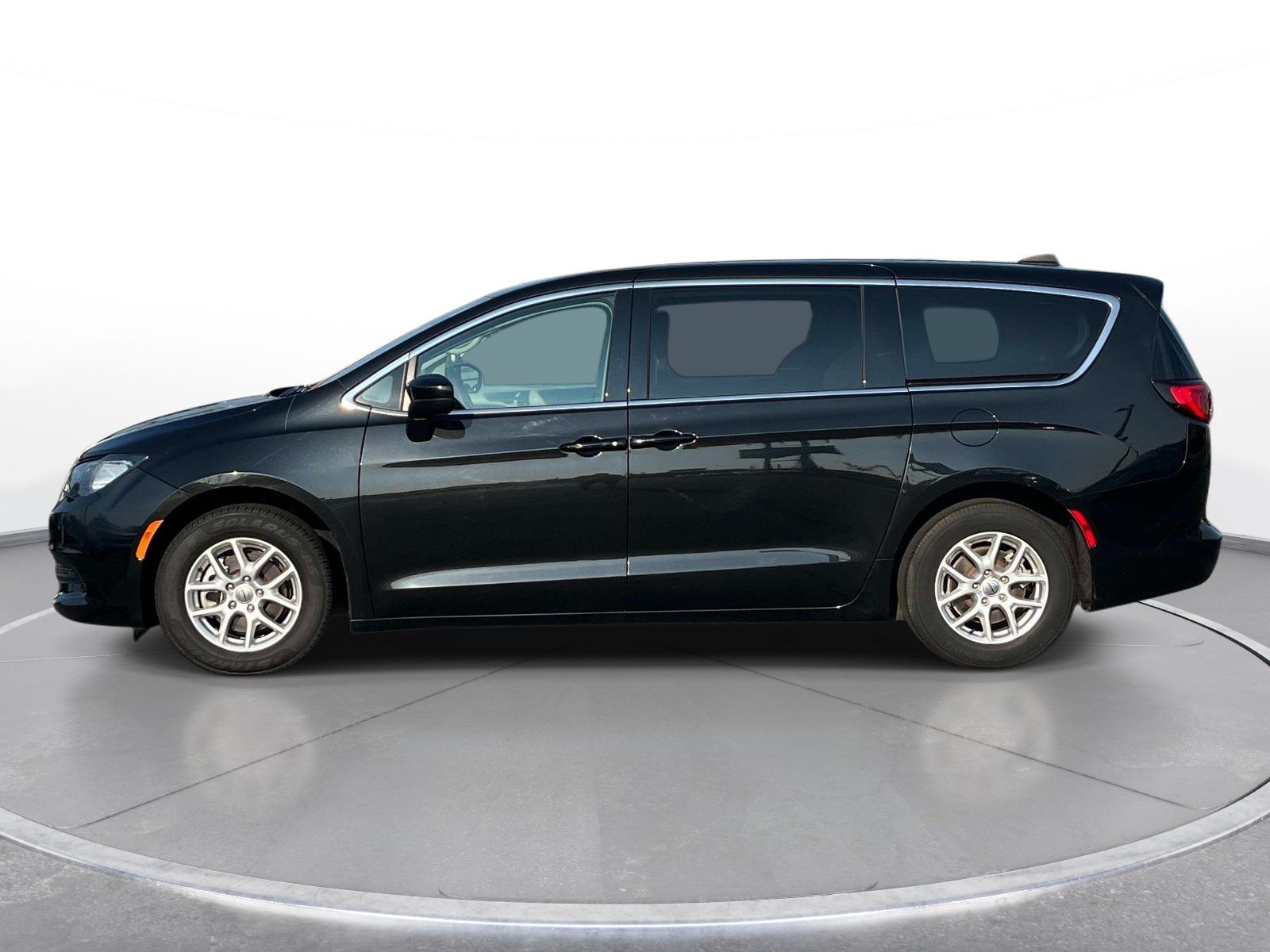 Used 2023 Chrysler Voyager LX FWD image 8