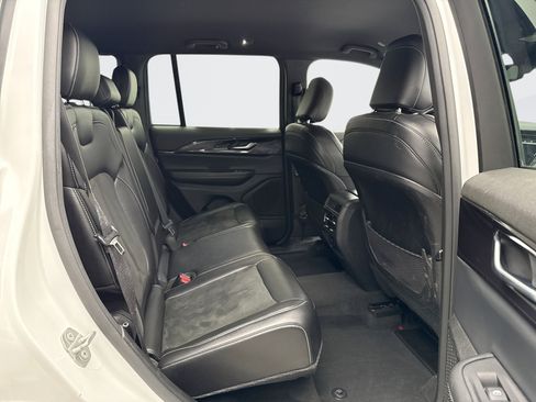 Used 2023 Jeep Grand Cherokee Altitude AWD/4WD image 19