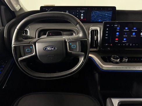 Used 2025 Ford Expedition Platinum image 13