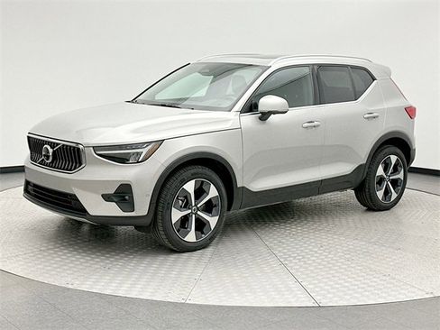 Certified 2025 Volvo XC40 B5 Plus image 1
