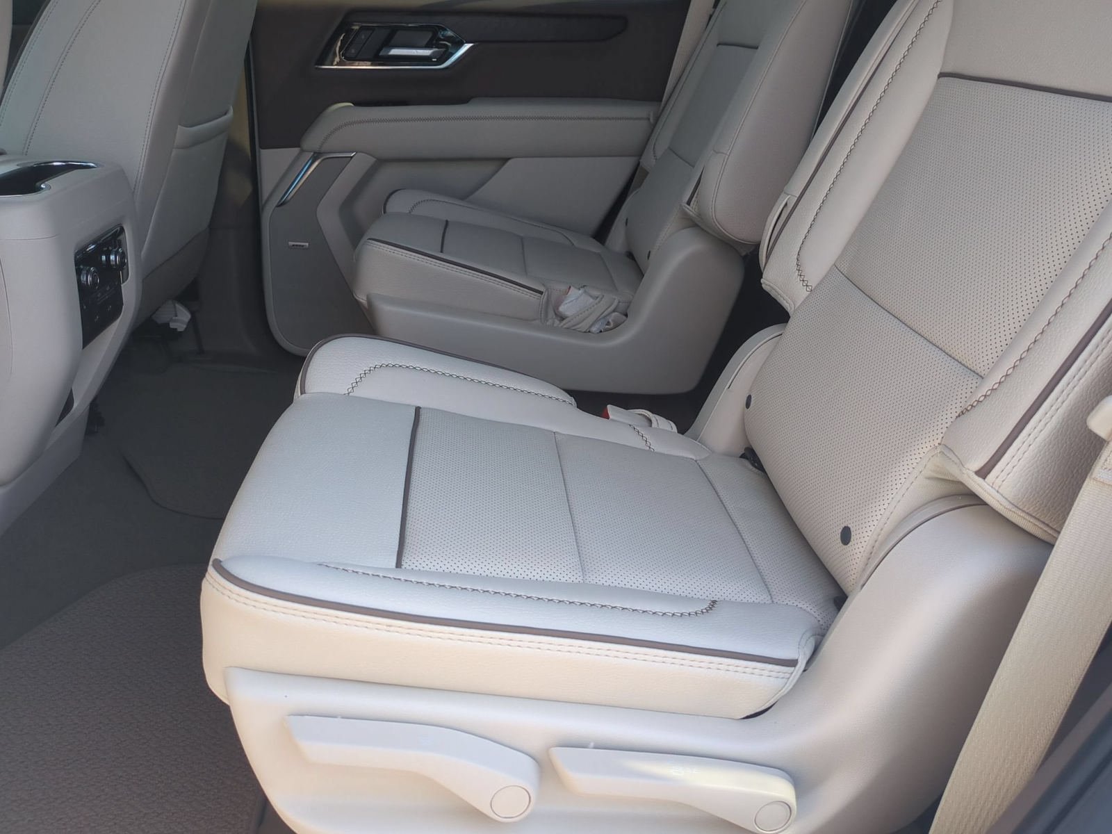 New 2026 GMC Yukon Denali w/ Denali Reserve Package AWD/4WD image 29