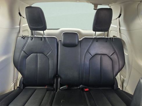 Certified 2024 Chrysler Pacifica Touring-L image 23