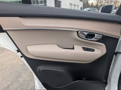 Used 2025 Volvo XC90 B6 Plus image 24