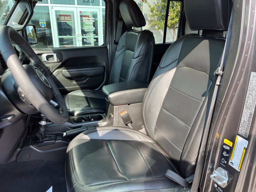 Used 2023 Jeep Gladiator Mojave AWD/4WD image 5