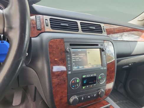 Used 2013 Chevrolet Avalanche LTZ image 11