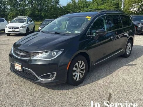 Used 2017 Chrysler Pacifica Touring-L FWD image 1