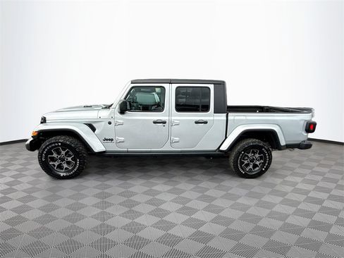 Used 2023 Jeep Gladiator Willys image 8