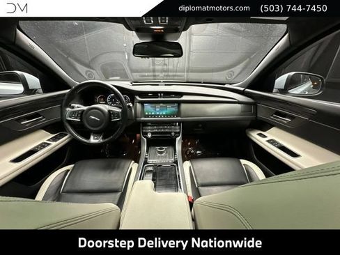 Used 2018 Jaguar XF S RWD image 39