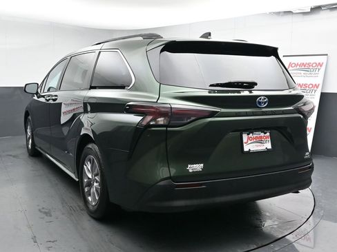 Used 2023 Toyota Sienna XLE image 6