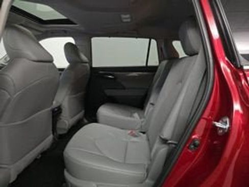 Used 2026 Toyota Highlander Limited AWD/4WD image 8