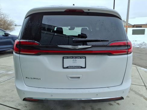 Used 2024 Chrysler Pacifica Touring-L image 6