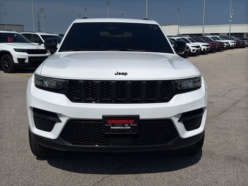 Used 2024 Jeep Grand Cherokee Altitude AWD/4WD image 3