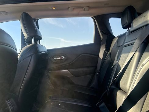 Used 2019 Jeep Cherokee Latitude Plus w/ Comfort/Convenience Group FWD image 39
