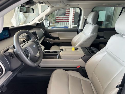 Used 2025 Ford Expedition Active AWD/4WD image 18