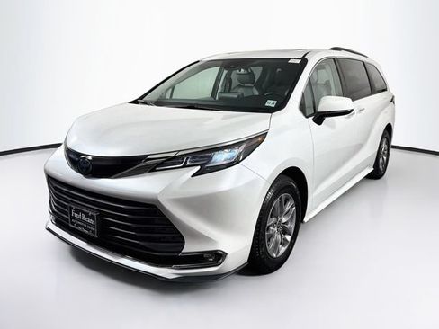 Used 2022 Toyota Sienna XLE w/ XLE Plus Package FWD image 3