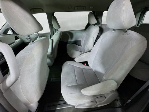Used 2018 Toyota Sienna L image 21