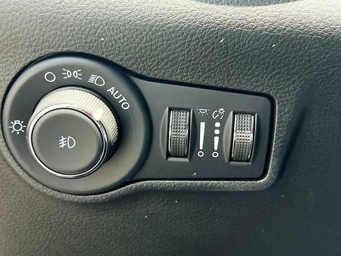 Used 2025 Jeep Compass Trailhawk AWD/4WD image 10