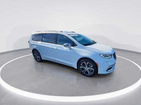 Used 2024 Chrysler Pacifica Pinnacle w/ Trailer Tow Group image 2