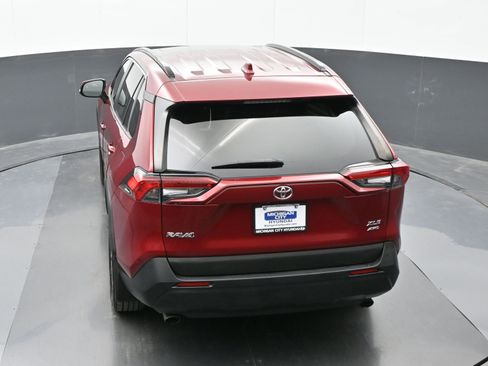 Used 2021 Toyota RAV4 XLE Premium image 30