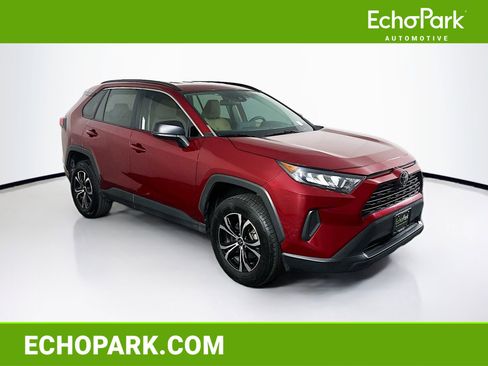 Used 2021 Toyota RAV4 LE image 1