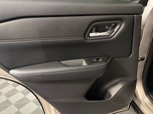 Used 2025 Nissan Rogue SL AWD/4WD image 27