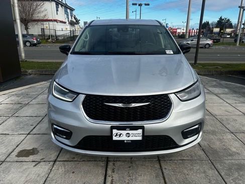 Used 2024 Chrysler Pacifica Touring-L image 2