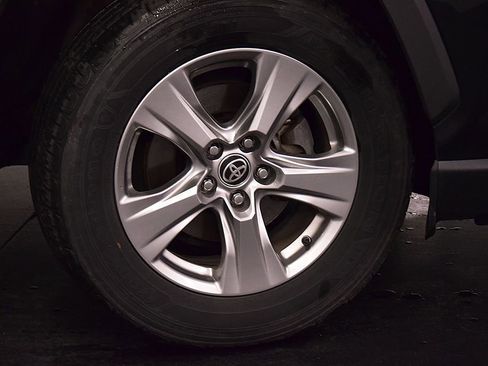 Used 2022 Toyota RAV4 XLE AWD/4WD image 10