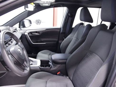 Used 2022 Toyota RAV4 SE w/ Convenience Package image 13