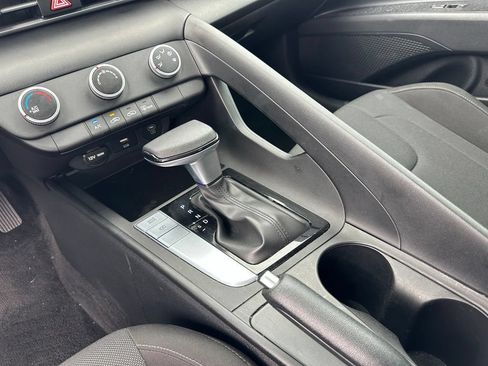 Used 2025 Hyundai Elantra SE FWD image 30
