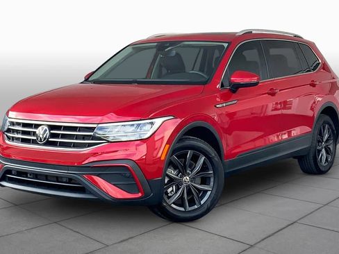 Used 2024 Volkswagen Tiguan SE w/ Panoramic Sunroof Package FWD image 1