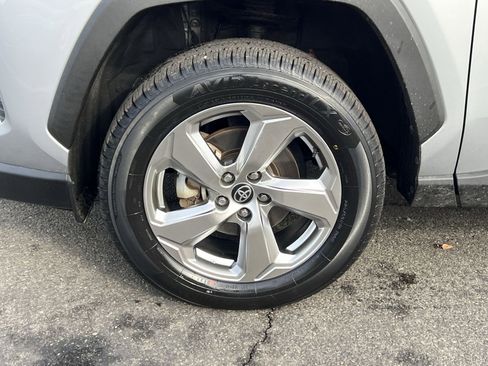 Used 2021 Toyota RAV4 XLE Premium image 13