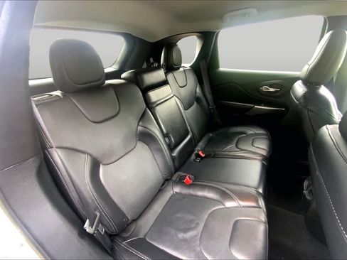 Used 2019 Jeep Cherokee Limited FWD image 19
