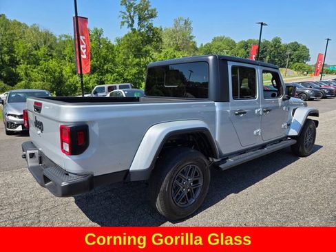 Used 2024 Jeep Gladiator Sport AWD/4WD image 9