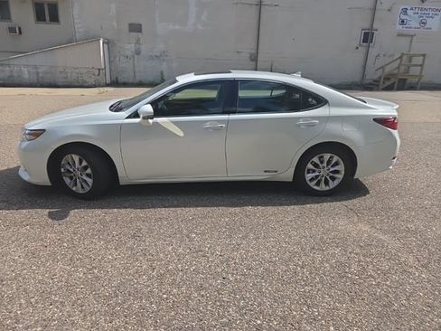Used 2013 Lexus ES 300h w/ Luxury Pkg FWD image 3