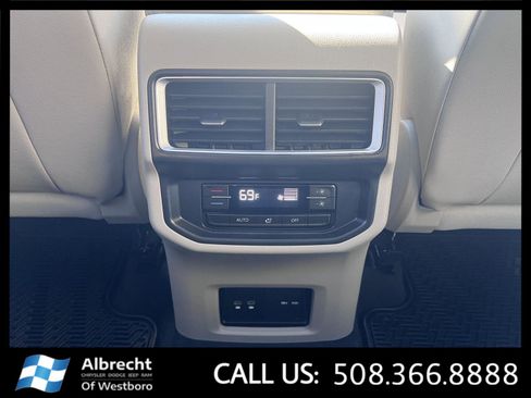 Used 2025 Volkswagen Atlas SE image 25