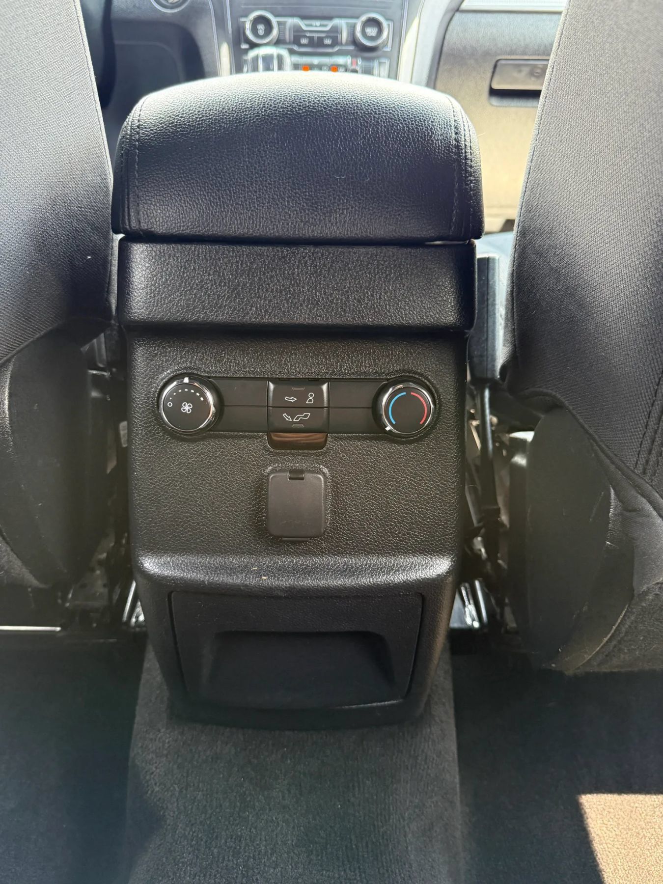 Used 2018 Ford Explorer XLT w/ Equipment Group 201A AWD/4WD image 31