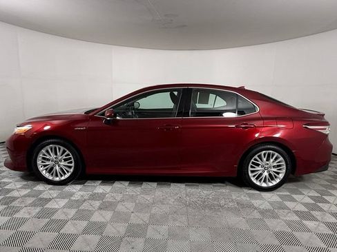 Used 2020 Toyota Camry XLE w/ Sunroof Package FWD image 3