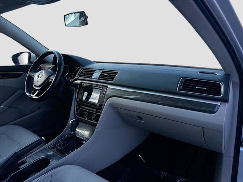 Used 2018 Volkswagen Passat 2.0T SE image 31