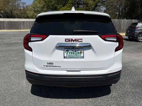 Used 2024 GMC Terrain SLE w/ Driver Convenience Package image 4