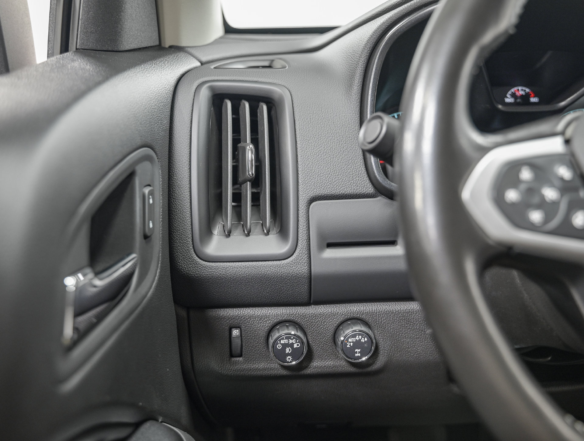Used 2021 Chevrolet Colorado LT w/ Safety Package AWD/4WD image 18