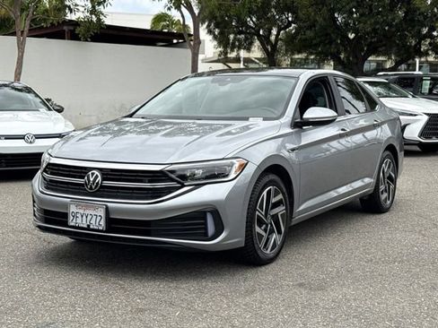 Used 2023 Volkswagen Jetta SEL FWD image 2