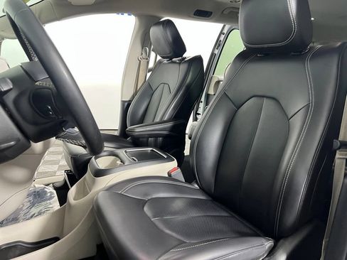 Used 2023 Chrysler Pacifica Touring-L FWD image 22