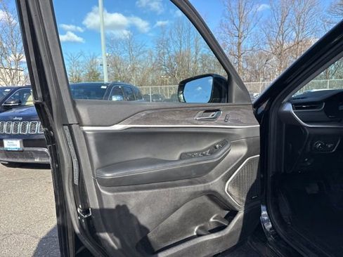 Used 2022 Jeep Grand Cherokee Limited image 36