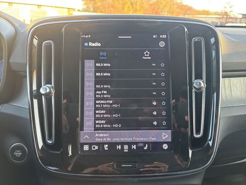 Used 2025 Volvo XC40 B5 Plus image 29